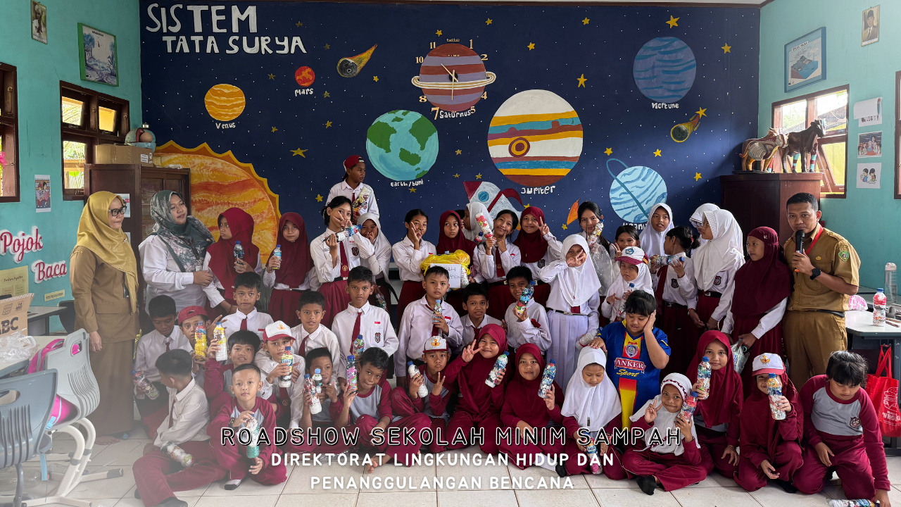 Sekolah Minim Sampah (Sampah Menjadi Ecobric Bersama Adik - Adik)